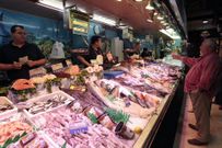 Imagen del archivo de una pescaderia del Mercado de La Paz de Madrid, donde, seg�n Iv�n Vaqueiro, entre el 10 y el 25 % de sus ventas las hacen a trav�s de una plataforma de Amazon