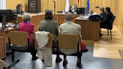 Las dos acusadas, durante la vista preliminar celebrada en Ourense, en la que admitieron los hechos