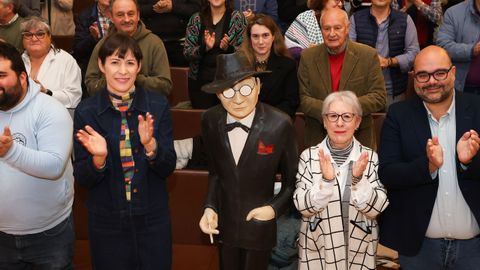 La portavoz nacional del BNG, Ana Pontón (2i) y el presidente de la Fundación Galiza Sempre, Rubén Cela (d), en el Simposio Castelao organizado por la Fundación Galiza Sempre