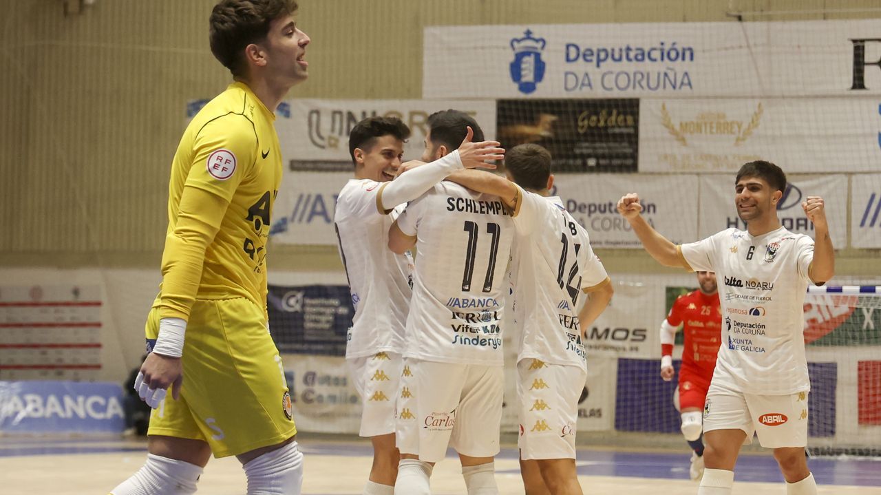 O Parrulo Ferrol visita sin complejos la cancha de ElPozo