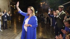 La candidata del PP, Mar�a Jos� Catal�, saluda a su llegada a la sede tras alcanzar la mayor�a absoluta junto a VOX en el Ayuntamiento de Val�ncia.