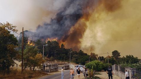 Un incendio mantiene en alerta O Cumial y Seixalbo (Ourense).