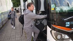 Crist�bal Parralo subiendo al autob�s para poner rumbo a Talavera.