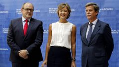 La ministra de Agricultura, Pesca y Alimentaci�n, Isabel Garc�a Tejerina, preside la toma de posesion del secretario general de Pesca, Andr�s Hermida (i), y el director de Ordenaci�n Pesquera, Carlos Larra�aga (d)