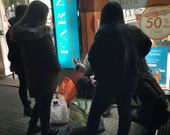 J�venes de Boa Noite atendiendo a un mendigo en la calle. 