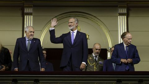 El rey, saludando desde el palco