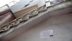 El mensaje que puede leerse en una calle de Boiro: �Si mi perro no va a tu portal a mear y cagar, �el tuyo por qu� viene al m�o?�