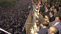 menendez.Se calcula que m�s de cien mil personas acudieron a la marcha que reclam� la capitalidad para A Coru�a el 8 de junio de 1982. L�pez Men�ndez pronunci� ante la audiencia concregada aquel d�a uno de sus discursos m�s recordados
