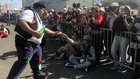 Los fot�grafos presentes en el desfile del festival de la M�scara Ib�rica probaron la sidra