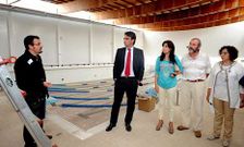 El presidente de la Diputaci�n y la alcaldesa en una visita a las obras de la piscina hace un a�o. 