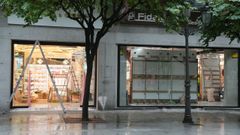 Escaparate de Primor tras las obras ejecutadas para cumplir con las exigencias del Concello de Ourense