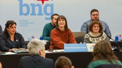 La portavoz nacional del BNG, Ana Pont�n, acompa�ada por la eurodiputada Ana Miranda y la alcaldesa de Santiago, Goretti Sanmart�n, en la reuni�n del Consello Nacional de esta ma�ana.