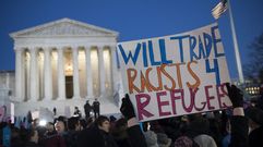 Un grupo de personas junto con integrantes del Senado y la C�mara de EE. UU. participan en una manifestaci�n en oposici�n a la prohibici�n de inmigraci�n del presidente Donald Trump, frente a la Corte Suprema en Washington (Estados Unidos)