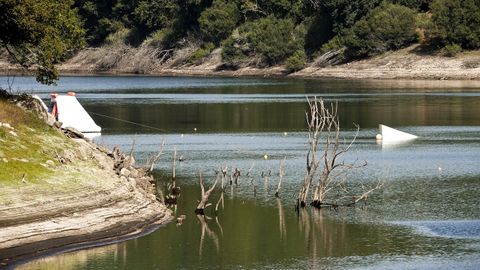 El embalse de Eiras en el 2002 con el nivel de agua bajo.