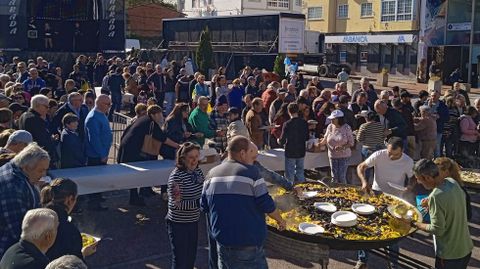 El buen tiempo ayud a llenar este sbado al medioda la Praza do Concello de Sober, donde se cocin y se degust la gran paella