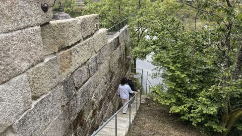 La casa tiene acceso a una zona de bao privada