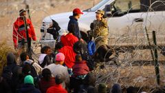 Migrantes tratan de entrar en Texas.