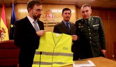 <span lang= es-es >El chaleco del peat�n</span>. Pedro Pastor, Samuel Ju�rez y Jos� Hermida, ayer con uno de los chalecos de la campa�a.