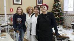 �Aqu� somos todos como una pi�a�, dice Eva (a la izquierda), la administrativa de la Cocina Econ�mica, que en esta foto posa junto a Ana y Mar�a Jos�, voluntarias, y Mari, del c�terin Ferrolterra