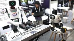 Un robot toca el piano de forma aut�noma en uno de los expositores de IFA 2026.