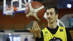 Jos� Nogu�s, alero del Club Ourense Baloncesto.