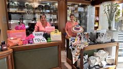 Las hermanas F�tima y Ana Fern�ndez, en su establecimiento. 