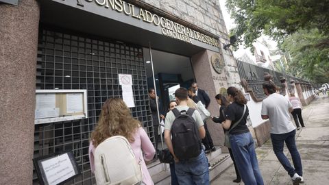 Varias personas hacen cola para tramitar en la embajada de Espa�a en M�xico los derechos que le otorga la ley de nietos.Personas esperando a acreditar en la embajada de M�xico ser descendientes de exiliados.