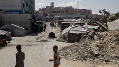 Niospalestinos desplazados caminan junto a tiendas de campaa en Jan Yunis, al sur de la Franja de Gaza,este 5 de octubre.