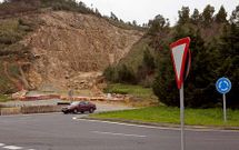 En este enlace de la nueva v�a con la rotonda de la N-550 en Pazos pueden verse las obras paradas.