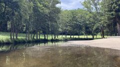 La playa fluvial de O Sango�edo est� junto al casco urbano de Chantada y a orillas del r�o Asma