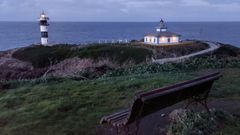 El faro de Illa Pancha anocheciendo, uno de los lugares singulares para ver el eclipse solar del 12 de agosto