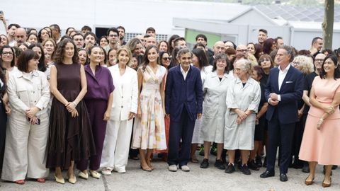 Foto de familia de los trabajadores de Adolfo Dom�nguez con la reina Letizia