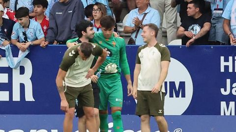 Coke Carrillo, con miembros del cuerpo t�cnico del Celta Fortuna, tras el empate ante la Ponferradina.