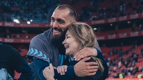 Borja Iglesias y Mari�n Mouri�o, celebrando en San Mam�s la clasificaci�n europea.