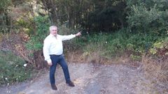 El alcalde de Carral, Jos� Luis Fern�ndez Mouri�o, muestra la entrada de la cantera de As Catalinas.