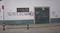 Las pintadas que aparecieron junto a una mezquita de Lugo este lunes