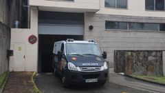 Furg�n policial este jueves en los juzgados de Ferrol, donde declararon los miembros de esta presunta red de narcotraficantes 