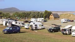 Vehculos estacionados junto a la playa de A Frouxeira, en Valdovio, en una imagen de archivo
