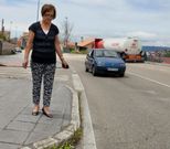 Regina Amil muestra el lugar donde tuvo el accidente. 