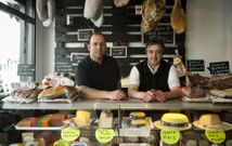 Bruno Casal y uno de los carniceros, �ngel Castro, con productos con los que cocinar�. 