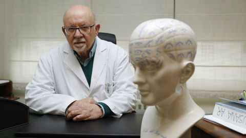 Manuel Arias, en su consulta de Santiago de Compostela. 