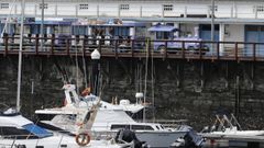 El tren tur�stico de Ribadeo, en su trayecto por la zona del muelle