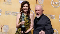 Jonathan Banks junto a la actriz Betsy Brandt