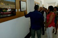 La alcaldesa de Cee (de rojo) asistió a la apertura de la muestra.