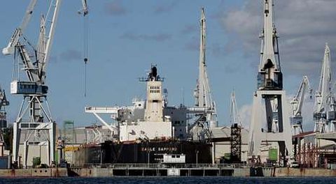 El mayor de los diques del astillero ferrolano no tiene capacidad para reparar los buques de mayor tama�o del mercado.