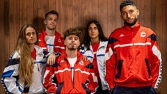 Vera Mart�nez, Arnau Comas, Mario Soriano, Marina Artero y�Zakaria Eddahchouri posan con la nueva colecci�n de ropa del D�por.