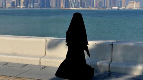 Imagen de archivo de una mujer con burka en Doha (Qatar)