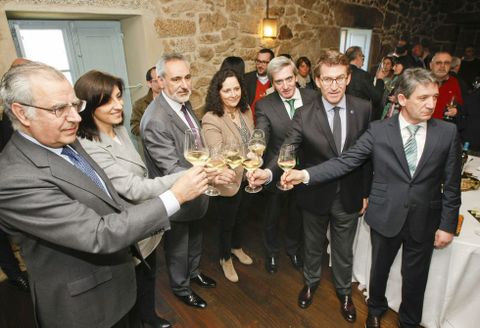 Al terminar el acto, autoridades y bodegueros brindaron con vinos de R�as Baixas. 