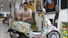 Fernando Rial, Ferr�, con su Vespa en la galer�a de arte Souto, en Ourense.