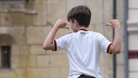 Un aficionado espera en la Plaza de la Catedral de Oviedo para seguir la final del mundial 2026